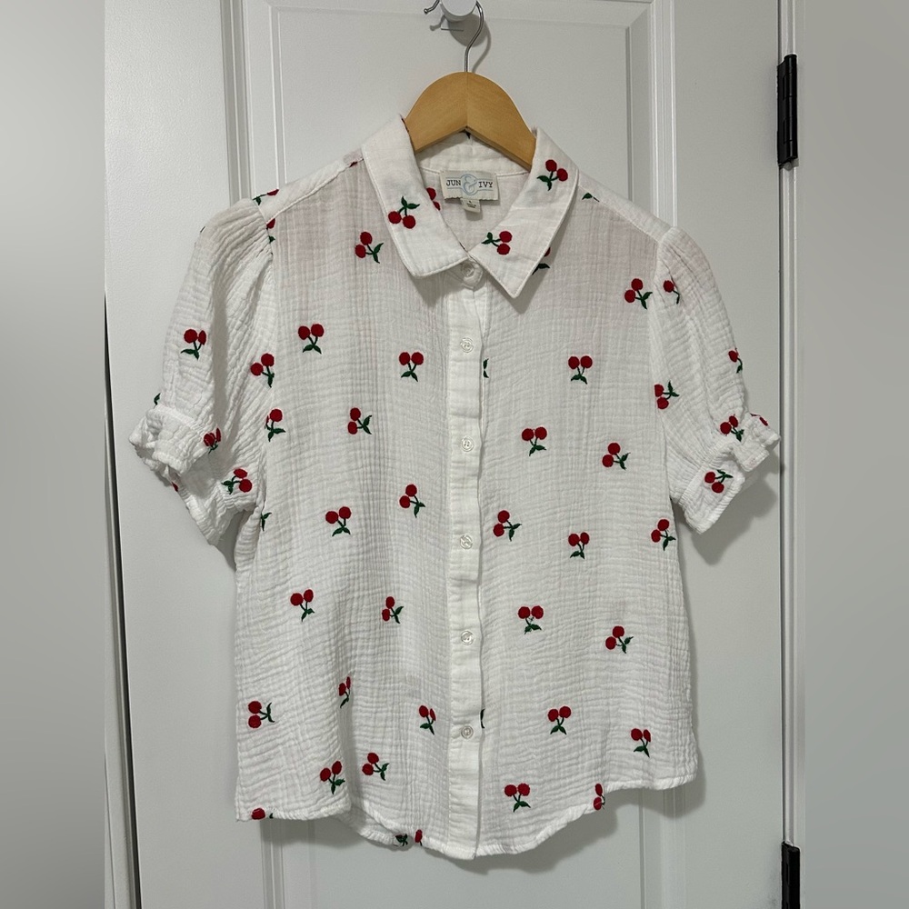 Jun&Ivy White Cherry Embroidered Short Sleeve Women’s Top Size L